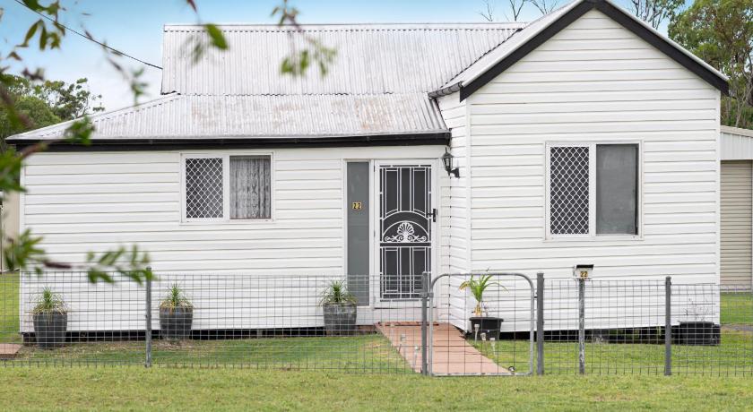 Quaint 2 bedroom fully furnished Cottage