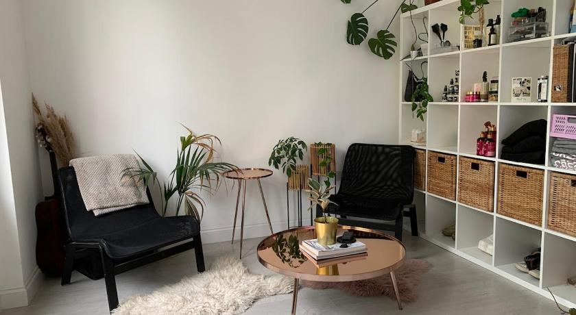 Bright White Studio Flat & easy access to London