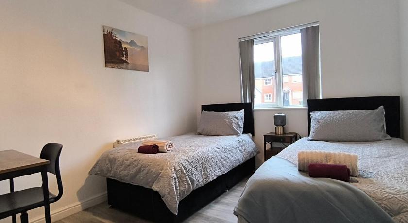 4 beds spacious Apartment, with Parking & WIFI, CHAFFORD HUNDRED, near station & shopping, long stay