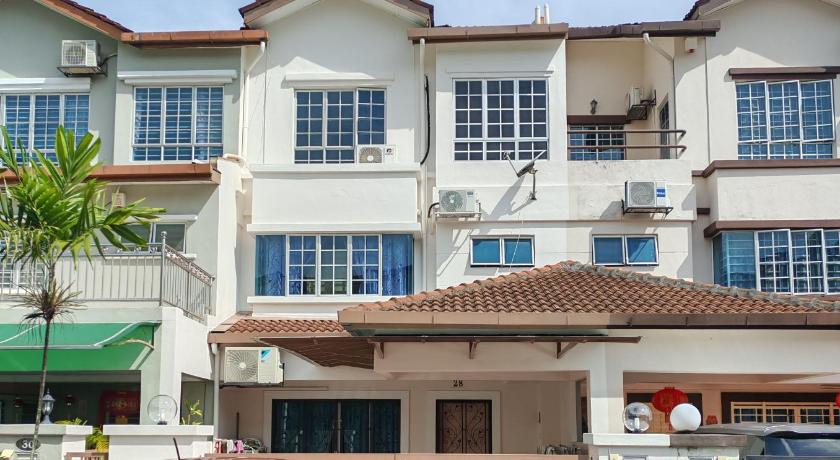 4 Bedrooms 4 Bathrooms 10Pax Comfy Sleeps Landed Spacious House