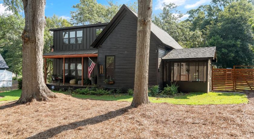 Midnight Sanctuary at Mystic Falls - 3 Bedrooms and 2 Bathrooms 1 Mile from Clocktower, Mystic Grill