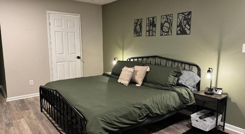 King Suite - Private Entrance - Hot Tub - Game Room