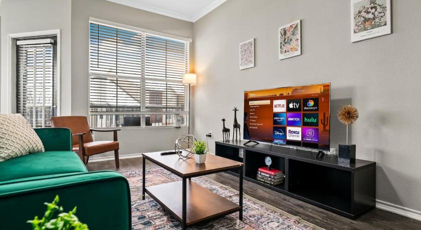 Modern Oasis 2 Bedrooms, 2 Baths Pool