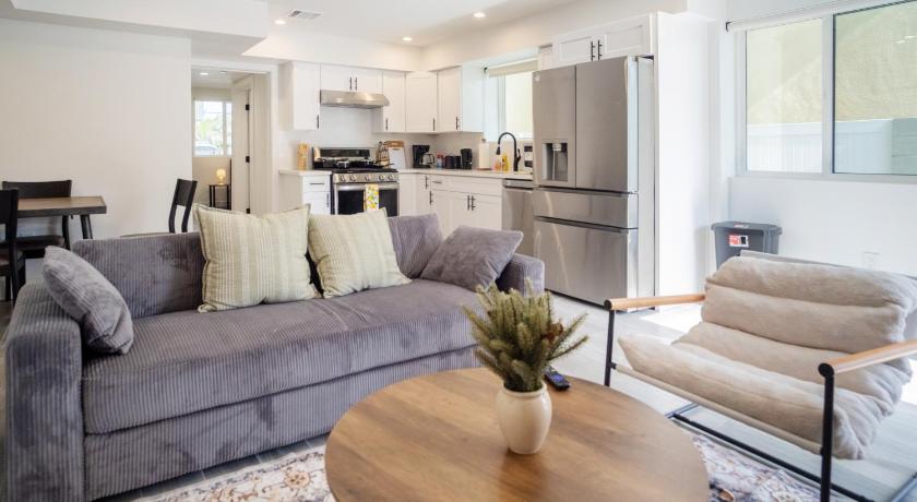 Cozy LA Retreat Near USC Steps to Koreatown & Downtown