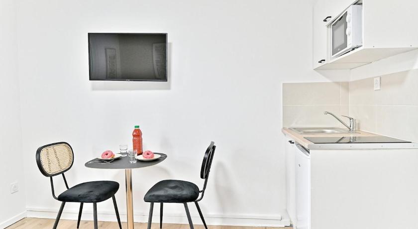 Charming little studio close to Paris- III