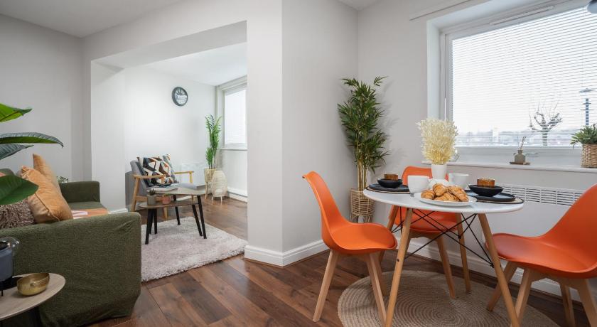 Cozy Waterfront Apartment - Free Parking & Wi-Fi