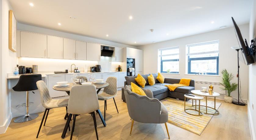 Modern 2 Bed near Wythenshawe Hospital and Manchester Airport With Parking