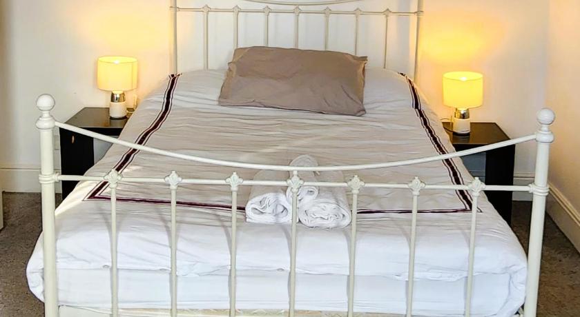 Spacious Ensuite Room with Charming Bay Window