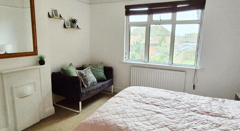 Spacious Flat Near Train Station - By ShireStays