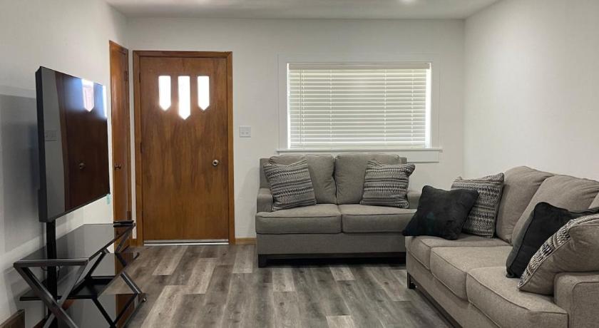 Cozy & Renovated 2 Bed Apartment