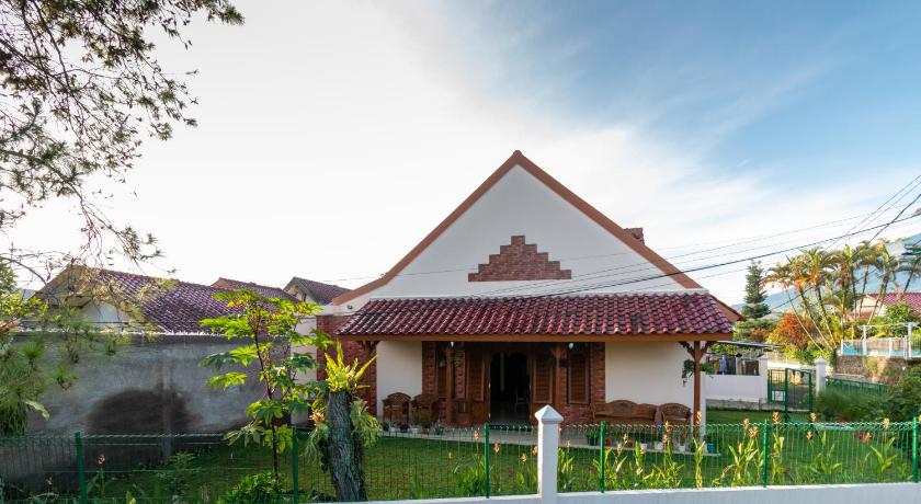 Belgareti Modern Ethnic House Cipanas Puncak