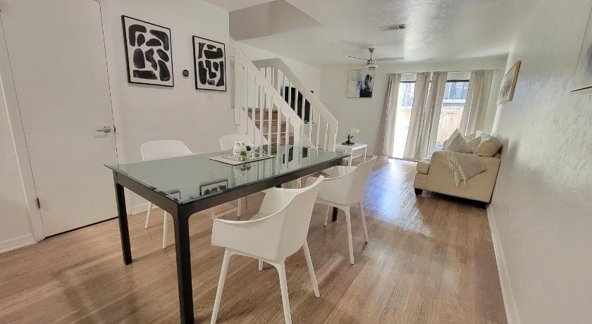 Beautiful townhouse 2 bedrooms 1 and a half bathrooms next to Butler Plaza 1 mile to UF