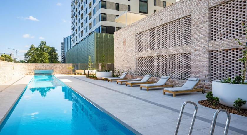Modern 2 Bedroom Apartment in Phillip with Parking