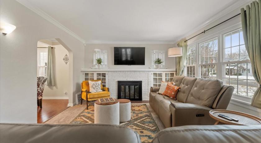 5 Mins to UND - Cozy 4BD with BBQ & Pool Table