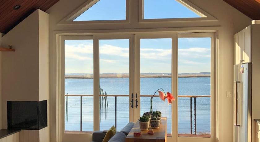 Waterfront Escape - Close to Airport & Downtown