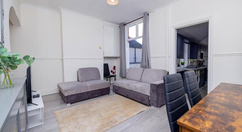 4-bed house in Kettering for groups and long stays