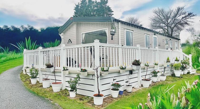Caravan by Seaside with Hot Tub in Cornwall countryside