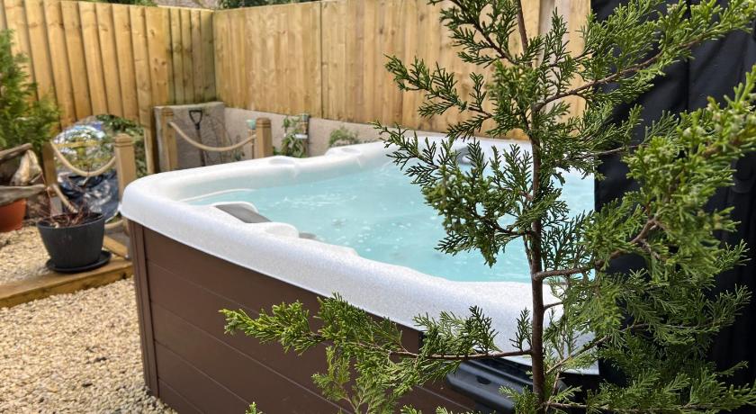 Hot tub Retreat In The Valley's Of South Wales