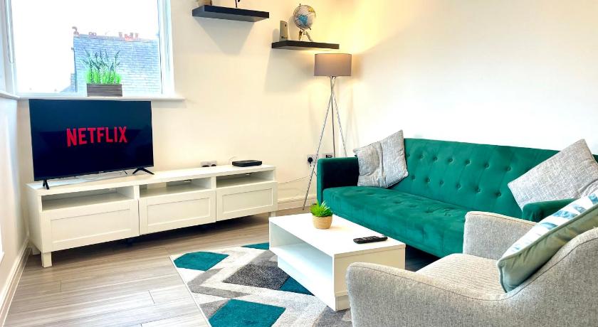 Central Leigh, on the Broadway, private gated parking, balcony