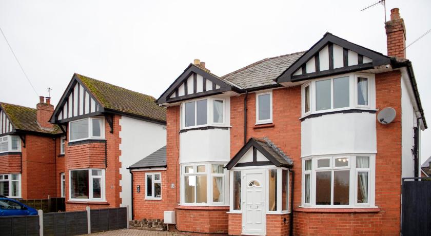 6 BR 3 Bath Spacious Tudor House & Free Parking