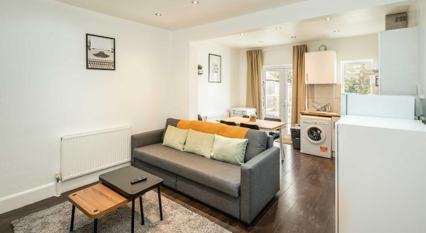 Lovely 3 bed house in Feltham