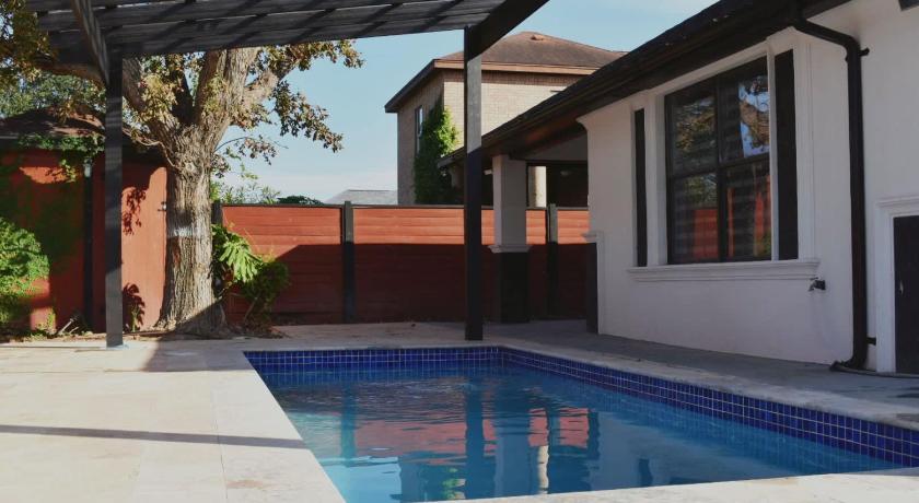 Family Luxury home with Pool in McAllen near by hospitals and stores