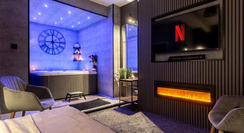 Newly Renovated Studio with Jacuzzi in Sheffield!