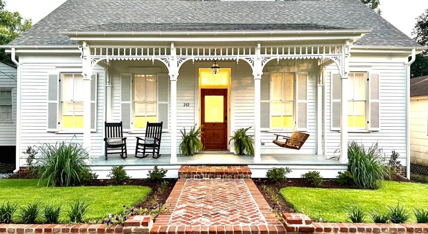 Katie's Cottage in Natchez, Charming Historic Home