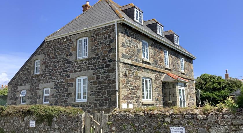 Haelarcher Farmhouse and Helicopter B&B