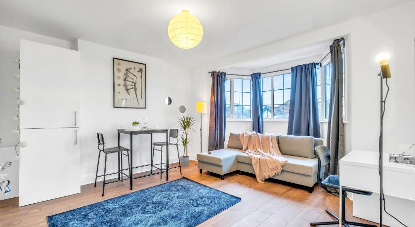 London Family Base - Parking, 10 Min Tube, Access to Wembley by bus, Coldplay, BBC Proms