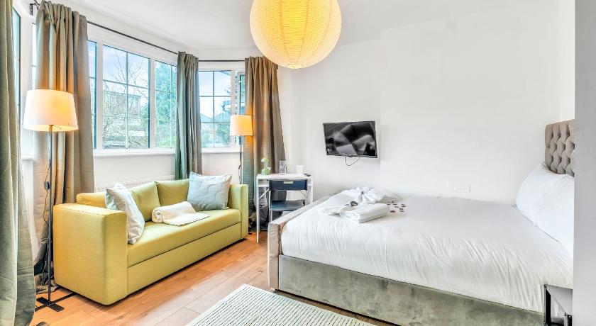 Beyond the Music, Urban Escape Studio, The Perfect Hub for Coldplay, BBC Proms, and Sightseeing, Par