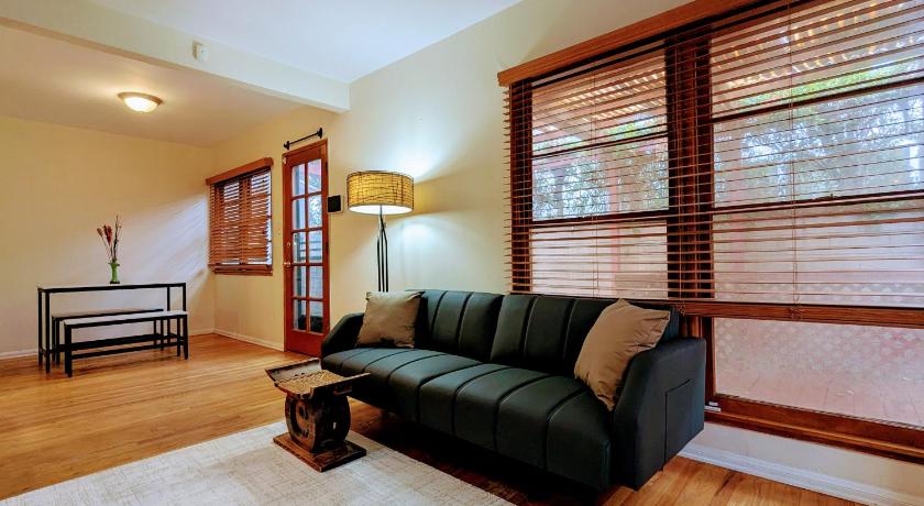 Entire House,Convinient location in Los Angeles , near Universal, Hollywood, Pets Friendly, Free WIF