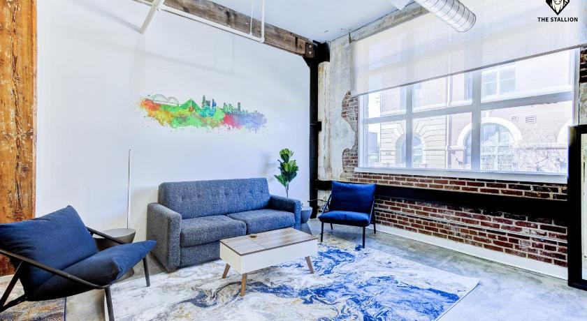 The Stallion #106 - Walk to Museums, Luxe Loft with free gated parking
