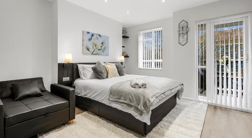 Jasmine Suite by Yielding Bricks