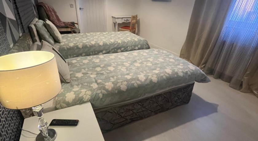 Executive Room 3 Near Southmead Hospital on suite bathroom