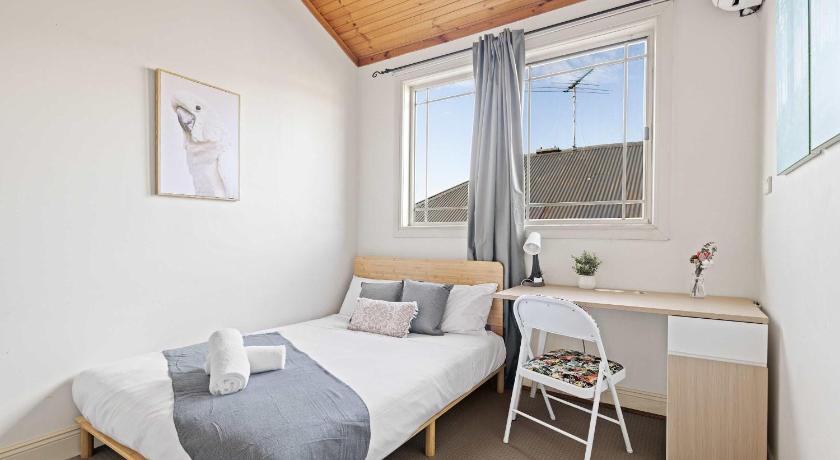 Standard Double Room - Convenient Spot in Bexley - Shared Bathroom