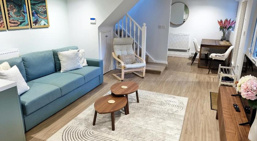 Oak Tree Cottage near Gatwick Airport