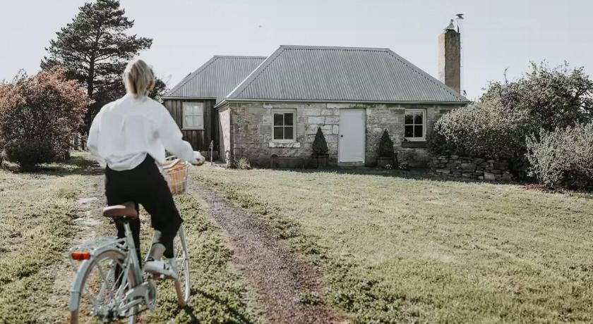 Simplistic Luxury Cottage, Ross