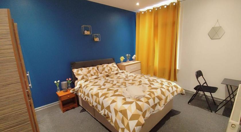 Double-Bedroom in the Heart of Eccles Manchester BH2 Perfect for Short Stays