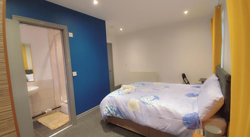 En-suite Double-Bedroom in the Heart of Eccles Manchester BH5 Perfect for Short Stays