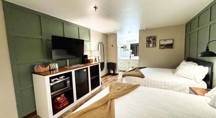 Jonesbones Room at White Wing Lodge- Silver Dollar City Getaway