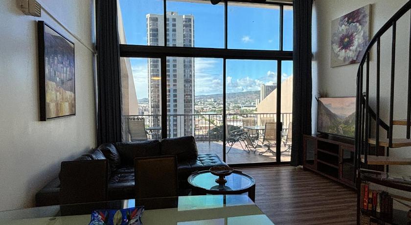 Downtown 2BR Huge Patio Free parking WiFi