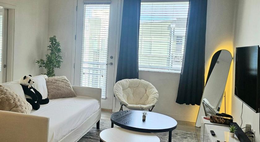 Resort style 1 King and Twin Apt w Gym Pool Hot Tub