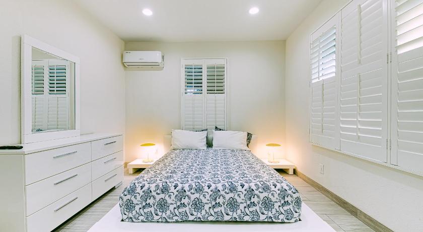 Stylish Modern Home, AC, Parking & Near FWYs