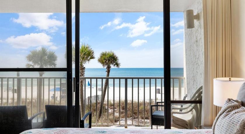 Edgewater Windward 104 - 1 BR beachfront sleeps 4