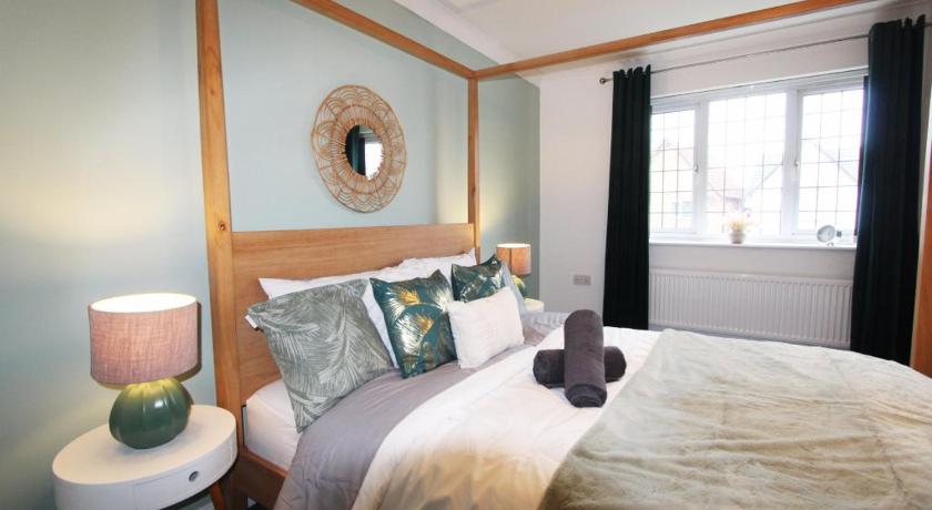 4 Bedroom House Near Manchester Airport, Wythenshawe Hospital and Trafford Centre