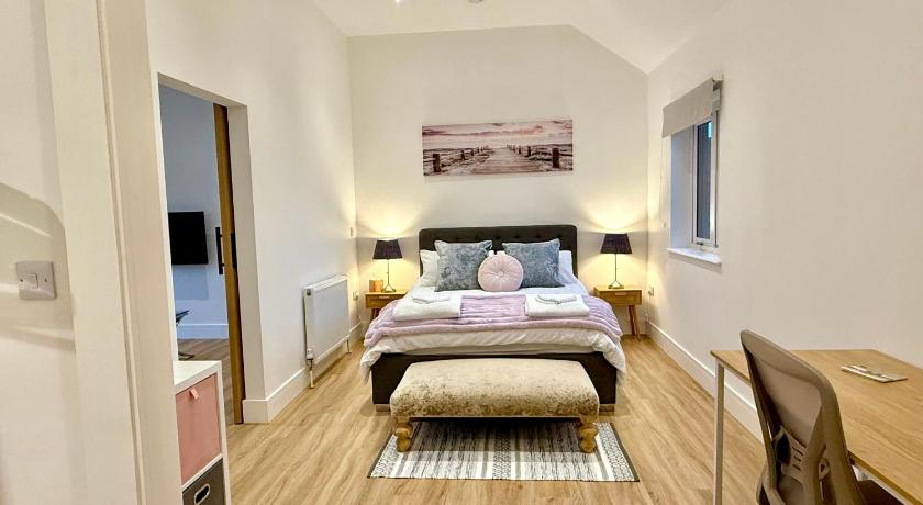 Bespoke 1 Bedroom Barn by Stansted Airport & Holiday Parking