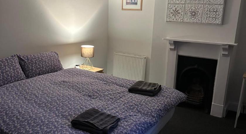 Luton Town House Near AIRPORT