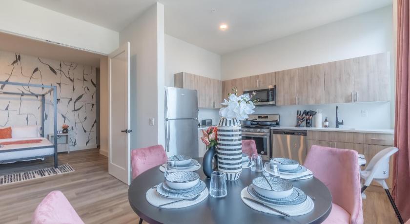 Rosy Retreat with NYC Views by the train, Free Parking, 3 beds, 20 Percent OFF 7 days