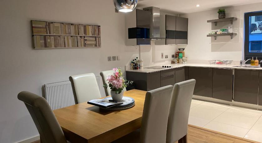 2 Bed, 2 Bath Apartment in Guildford Town Centre with Parking!